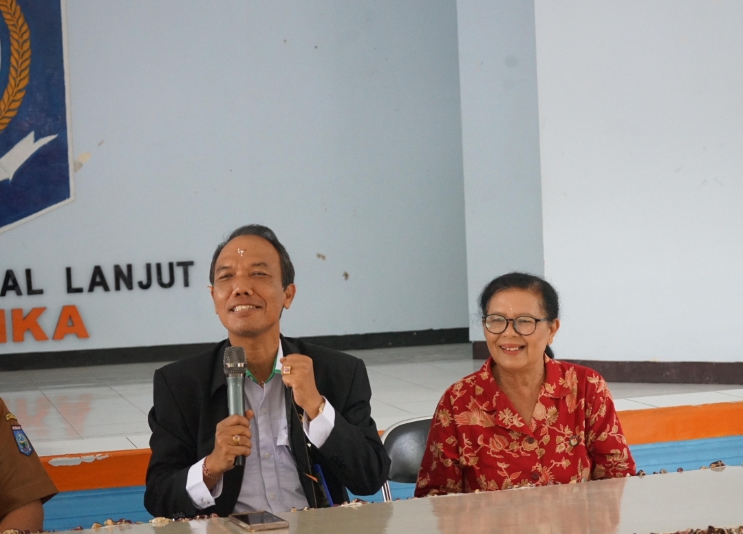 REKTOR APRESIASI DWP IAHN GDE PUDJA MATARAM DALAM PERINGATAN HUT KE-26 DAN HARI IBU KE-97 MELALUI AKSI SOSIAL DAN KEPEDULIAN LINGKUNGAN KERJA