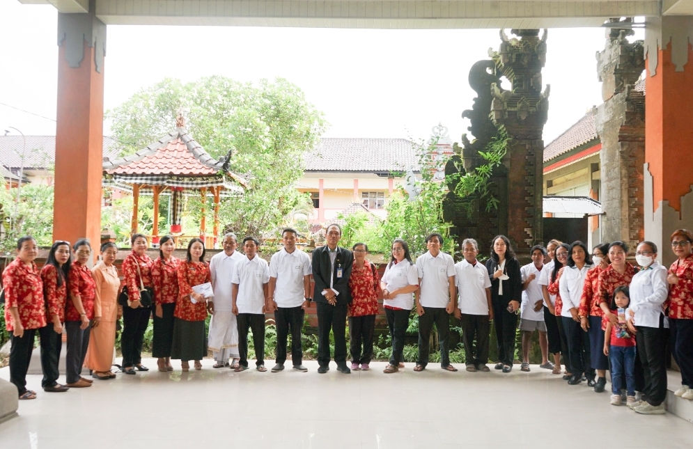 DWP IAHN GDE PUDJA MATARAM BERIKAN SERAGAM KERJA UNTUK CLEANING SERVICE DAN PRAMUSAJI PADA PERINGATAN HUT KE-26 DAN HARI IBU KE-97