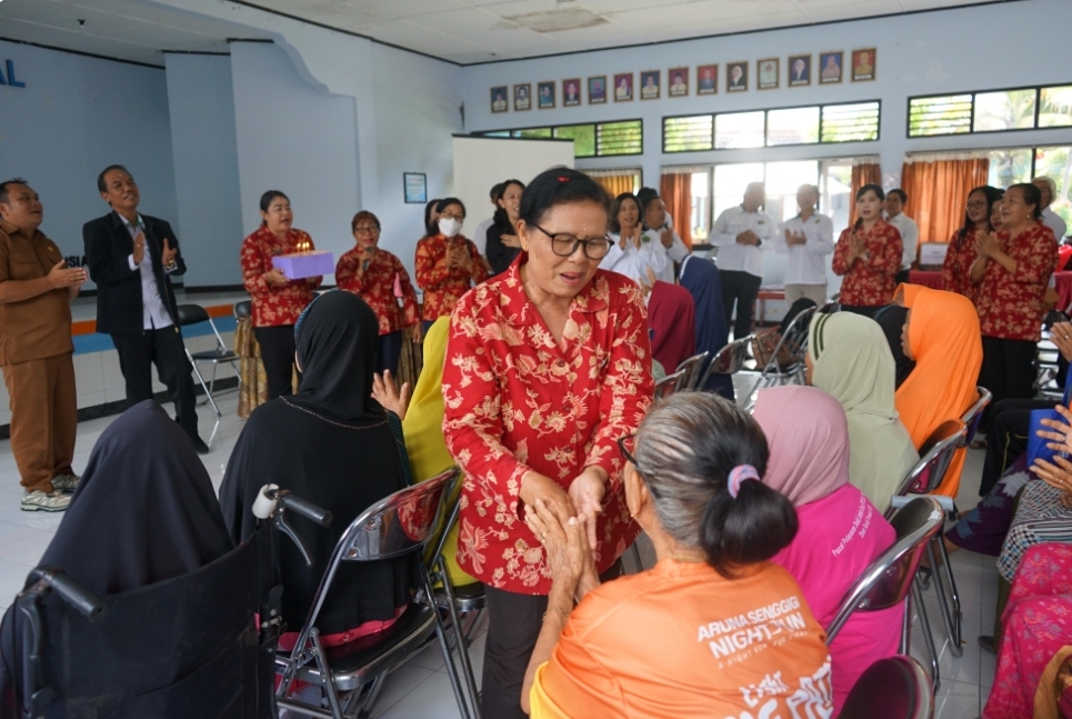 AKSI SOSIAL WARNAI PERINGATAN HUT KE-26 DWP DAN HARI IBU KE-97, DWP IAHN GDE PUDJA MATARAM KUNJUNGI PUSAT PELAYANAN LANJUT USIA MANDALIKA