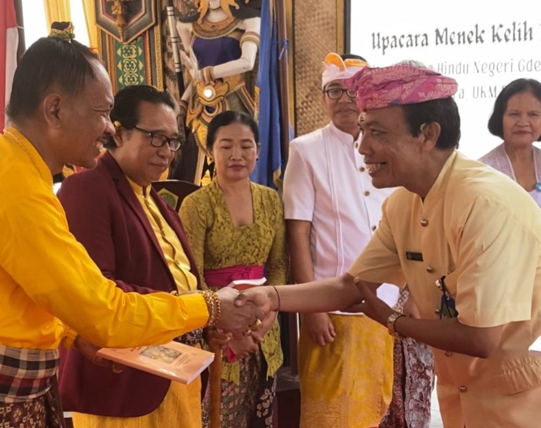 REKTOR IAHN GDE PUDJA MATARAM SERAHKAN BUKU ALIH BAHASA  LONTAR : LPPM SEBARKAN LITERASI KEAGAMAAN.