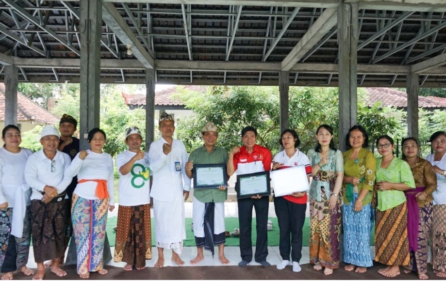 APRESIASI KOLABORASI, REKTOR IAHN SERAHKAN CINDERAMATA DAN PIAGAM KEPADA INTI NTB DAN BPDS PADA KEGIATAN GREEN DHARMA