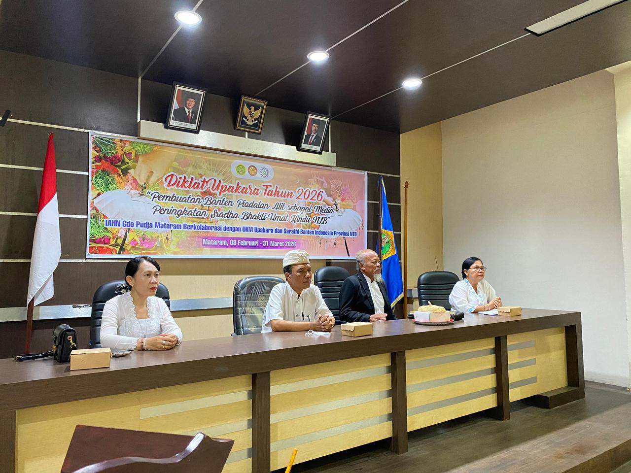 IAHN GDE PUDJA MATARAM GELAR PENDIDIKAN DAN PELATIHAN PEMBUATAN BANTEN PIODALAN ALIT